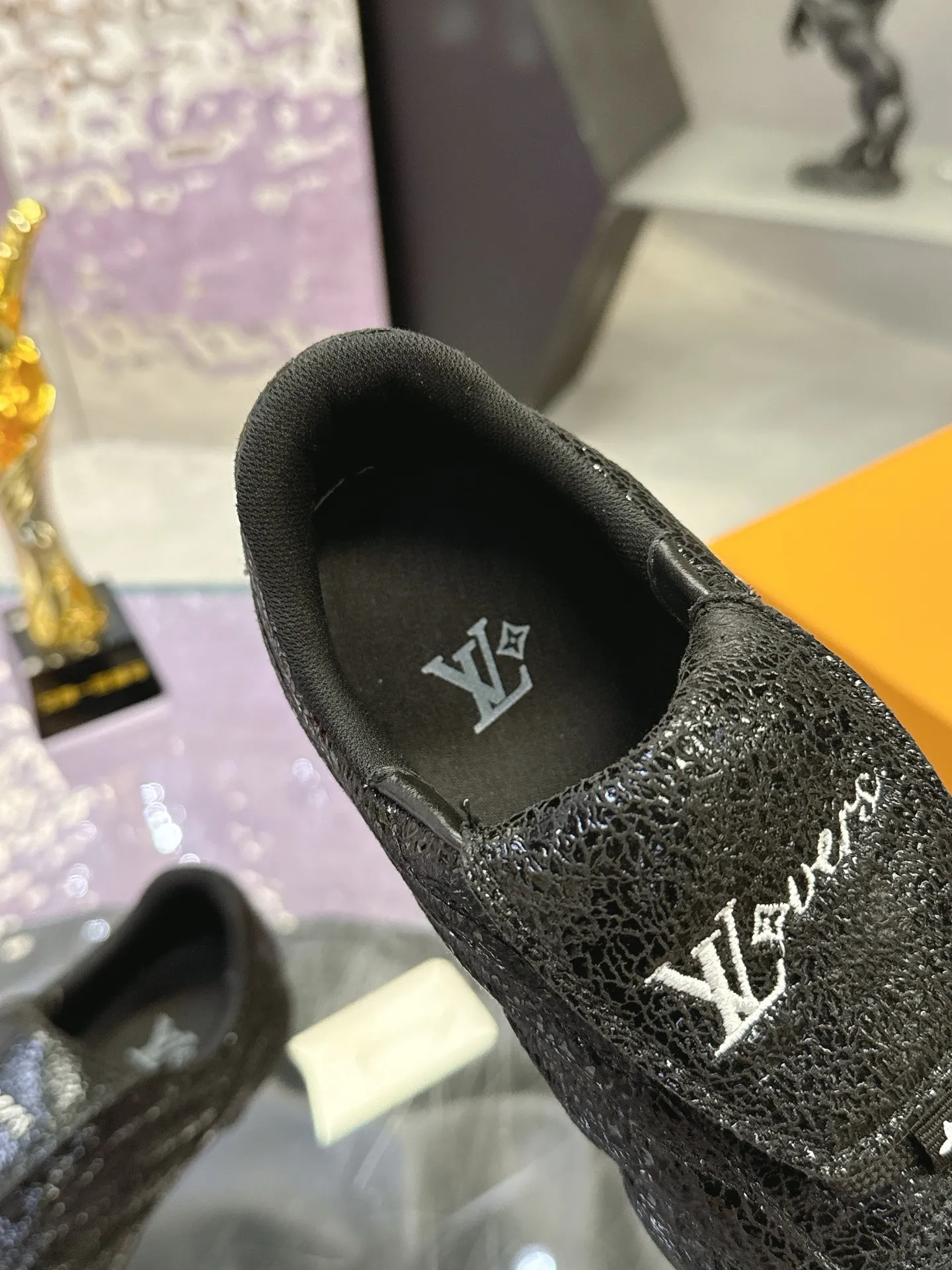 Men's shoes: 720💰 LV Louis Vuitton's latest Foot men's shoes💰print series Couple's football sneakers Original purchase, development and production This Foot men's shoes💰print Soccer sneakers are men's shoes💰pharrell Williams' first sneakers inspired by football shoes. The shoe is inspired by football that spans generations and cultures. The shoe is known for its sleek design, with the dynamic IV Initials logo on the side, the tongue embellished with the Lvers United badge inspired by the football team, and the sole pattern rubber sole decorated with multiple Louis Vuitton logos. Exquisite packaging at the delivery counter🛍📦 ▪️Material: Original imported top-layer cracked cowhide ▪️Inner: Original custom-made soft sheepskin lining ▪️Sole: original molded two-color T men's shoes 💰pU combination sole ▪️Sole thickness: 3.5CM ▪️Size: women's 35-41 / men's 39-45